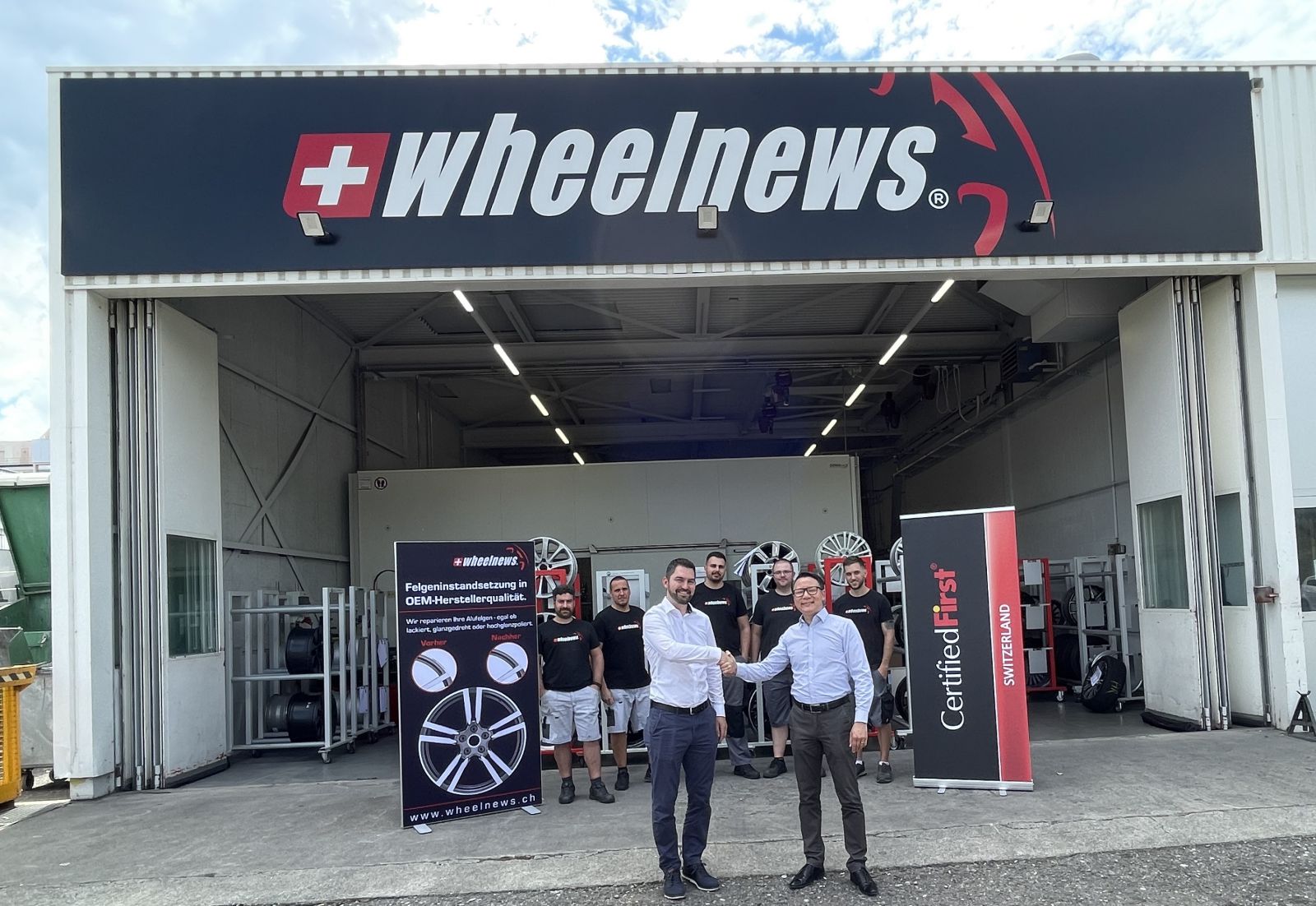 Edmond Borner, Geschäftsleiter Wheelnews (links) mit seinem Team (hinten) und Richard Schöller, Leiter CertifiedFirst Switzerland, vor der Wheelnews-Zentrale in Buchs AG